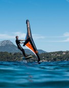 Wingfoiler naviguant dans le petit temps avec l'aile Ozone Liteforce V2