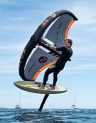 Rider wingfoil sur l'eau ozone flux v3