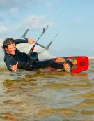 Rider qui navigue avec la planche de kitesurf Ozone Element en mer