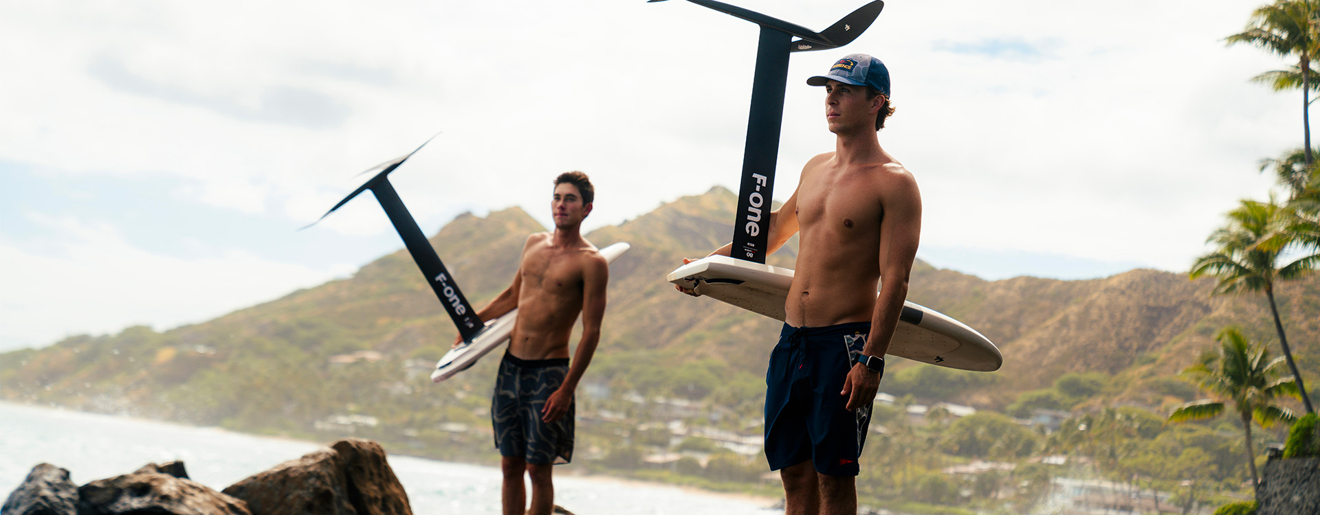 Rider en surf foil dans une vague creuse avec l'aile F-One Sushi