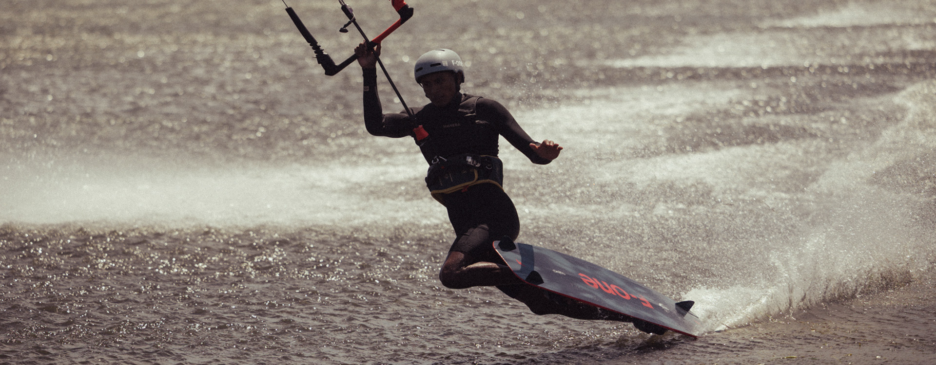 Planche de kitesurf F-One Trax 2027 en action sur l'eau