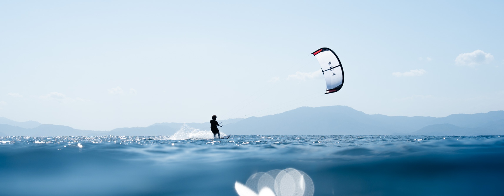 Rider en kitesurf strapless dans la vague sous une F-One Addikt 2